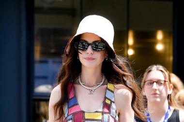 Anne Hathaway ponovno u staroj ulozi, pojavila se u posebnoj haljini i šeširiću na snimanju