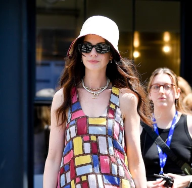 Anne Hathaway ponovno u staroj ulozi, pojavila se u posebnoj haljini i šeširiću na snimanju